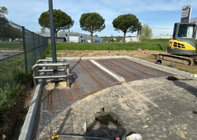 Mise en place d’armatures pour dalle béton sur chantier VRD - JÉROME TP Ferraillage en cours de réalisation pour la création d’une dalle béton sur chantier de voirie et réseaux divers par JÉROME TP.