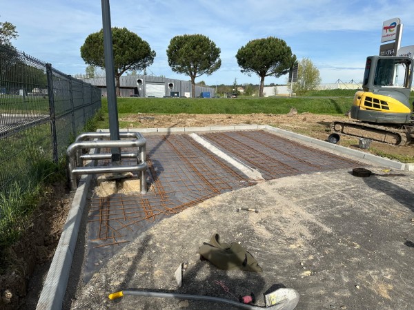  Ferraillage en cours de réalisation pour la création d’une dalle béton sur chantier de voirie et réseaux divers par JÉROME TP.