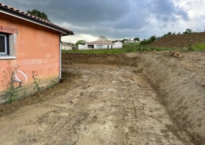 Terrassement de plateforme pour maison individuelle en construction - JÉROME TP Terrassement de plateforme nivelée en préparation de chantier, création d’accès et de fondations pour maison individuelle par JÉROME TP.