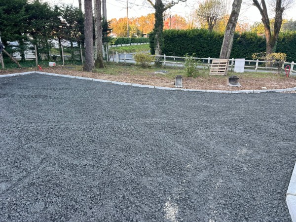 Aire de stationnement préparée en gravier concassé avec bordures, lors d’un chantier de terrassement par JÉROME TP.