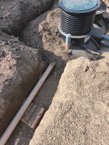 Vue d’un regard d’assainissement en polyéthylène avec raccordement de canalisation d’eaux usées, réalisé par JÉROME TP.