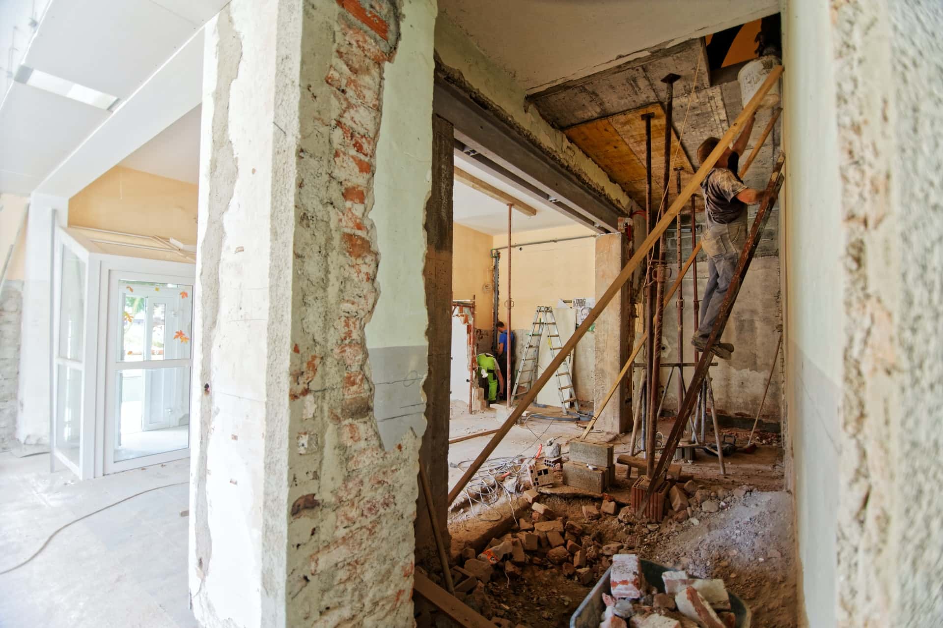 Chantier de démolition intérieure avec dépose de murs porteurs, étaiement et évacuation des gravats par JÉROME TP.